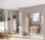 Moderne Badezimmermöbel in Holzoptik mit Waschbecken und Spiegel, seitliche Perspektive