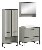 Moderne Badkombination mit vertikalen Streifen, bestehend aus einem hohen Schrank, einem Waschbeckenunterschrank und einem Spiegelschrank, aus seitlicher Perspektive.