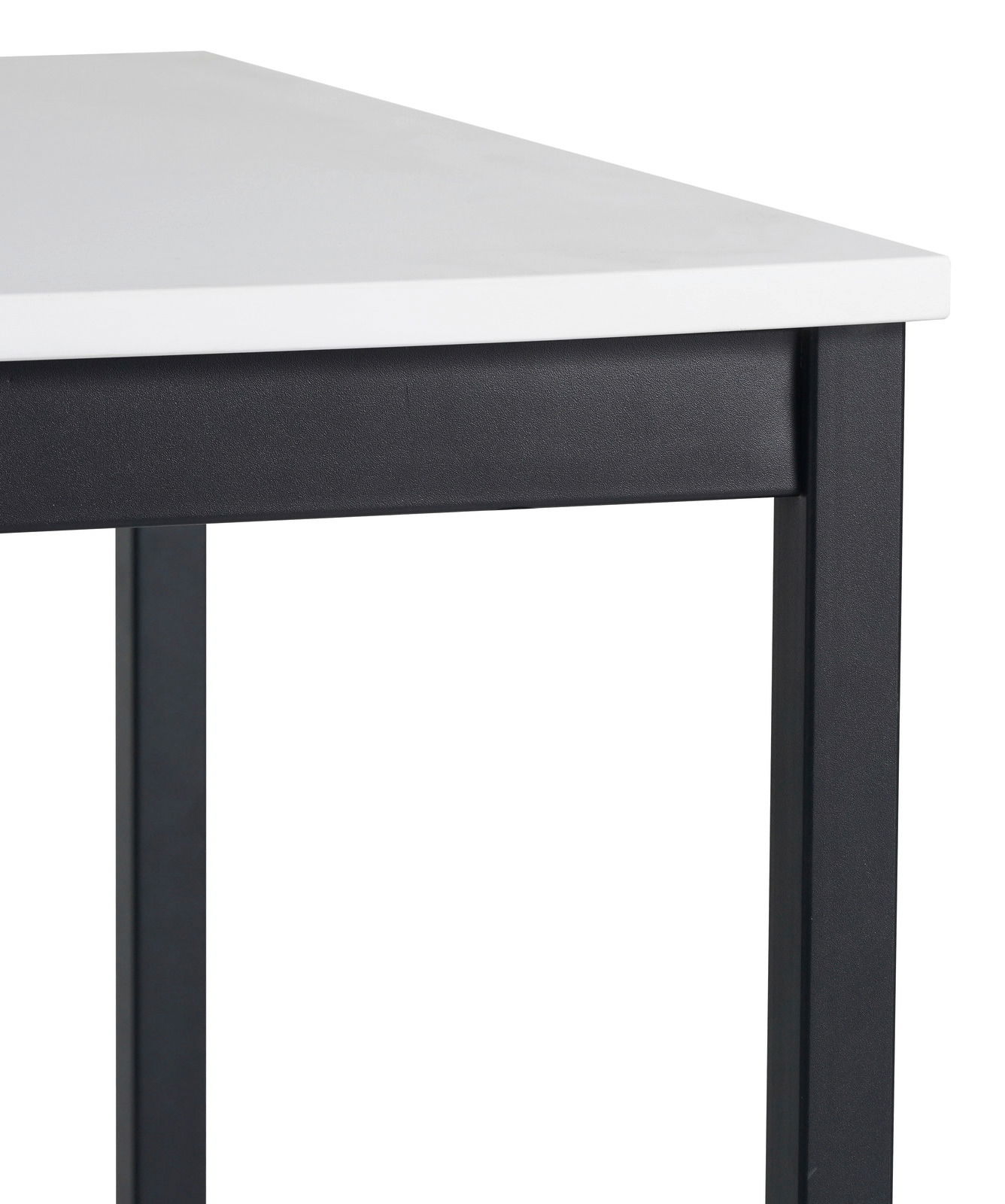 Nahaufnahme eines modernen Esstisches mit weißer Tischplatte und schwarzem Metallgestell, seitliche Perspektive