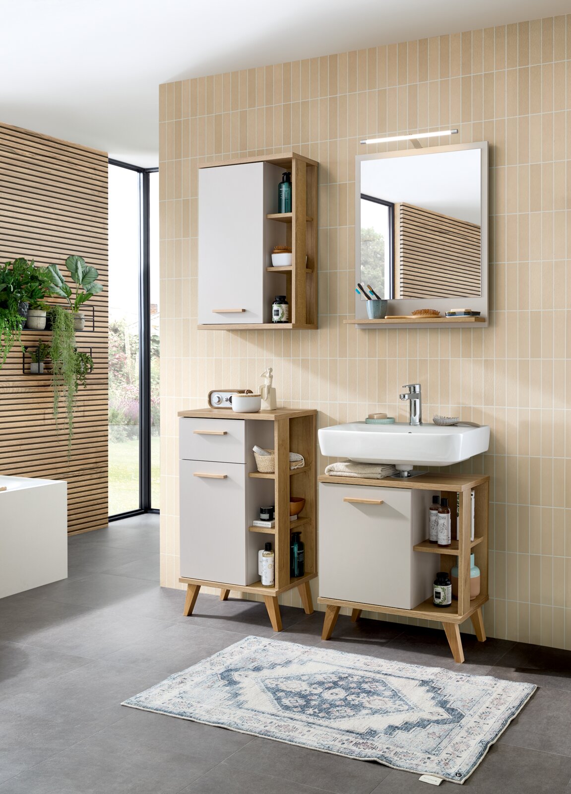 Moderner Hängeschrank in Holzoptik mit weißen Türen und offenen Regalen, frontal abgebildet in einem stilvollen Badezimmer.