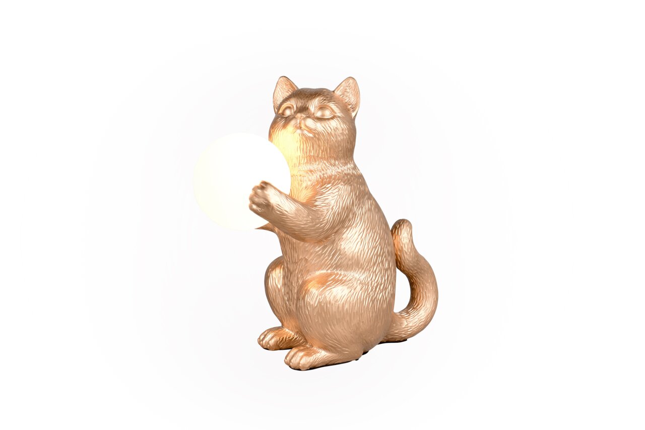Goldene Tischleuchte in Form einer sitzenden Katze, die eine leuchtende Kugel hält, seitliche Perspektive.
