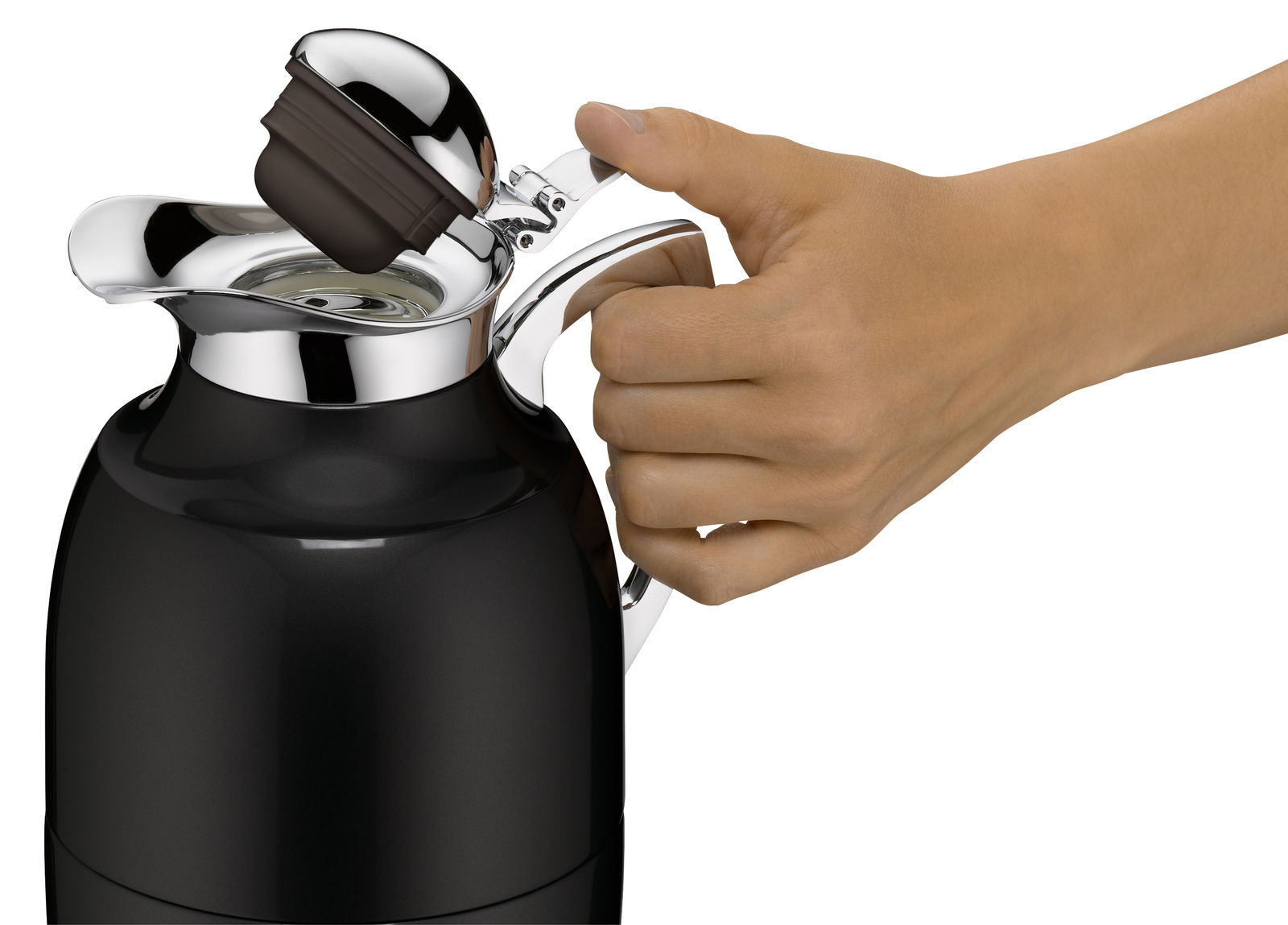 Nahaufnahme einer Hand, die den Griff einer schwarzen Isolierkanne Juwel hält, mit geöffneter Klappe und glänzenden Chromdetails.
