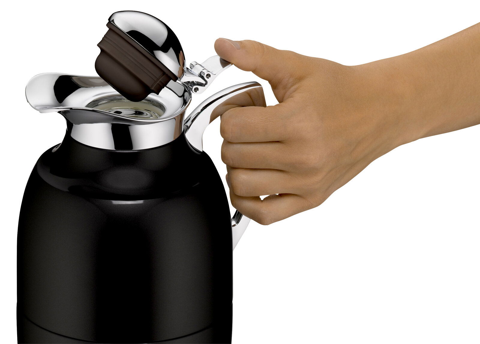Nahaufnahme einer Hand, die den Griff einer schwarzen Isolierkanne Juwel hält, mit geöffneter Klappe und glänzenden Chromdetails.