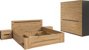 Schlafzimmermöbel-Set in Eiche-Optik mit Bettgestell (ohne Matratze) und zwei Nachttischen sowie großem Kleiderschrank mit schwarzen Griffleisten, gezeigt in schräger Frontansicht