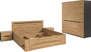 Schlafzimmermöbel-Set in Eiche-Optik mit Bettgestell (ohne Matratze) und zwei Nachttischen sowie großem Kleiderschrank mit schwarzen Griffleisten, gezeigt in schräger Frontansicht