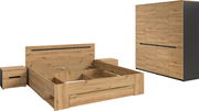 Schlafzimmermöbel-Set in Eiche-Optik mit Bettgestell (ohne Matratze) und zwei Nachttischen sowie großem Kleiderschrank mit schwarzen Griffleisten, gezeigt in schräger Frontansicht