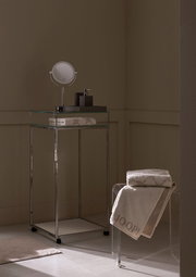 Luxuriöses Duschtuch in einem stilvollen Badezimmer, auf einem transparenten Stuhl drapiert, mit elegantem Design und der Aufschrift 'JOOP!' in einer seitlichen Perspektive.