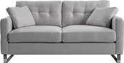 Hellgraues 2-Sitzer-Sofa mit gesteppter Rückenlehne, zwei losen Rückenkissen, breiten Armlehnen und verchromten Metallfüßen, Frontansicht.