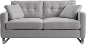 Hellgraues 2-Sitzer-Sofa mit gesteppter Rückenlehne, zwei losen Rückenkissen, breiten Armlehnen und verchromten Metallfüßen, Frontansicht.
