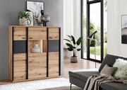 Moderne Holzkommode aus Eiche mit schwarzen Metallakzenten und Schiebetüren, frontale Ansicht in einem hellen Wohnzimmer