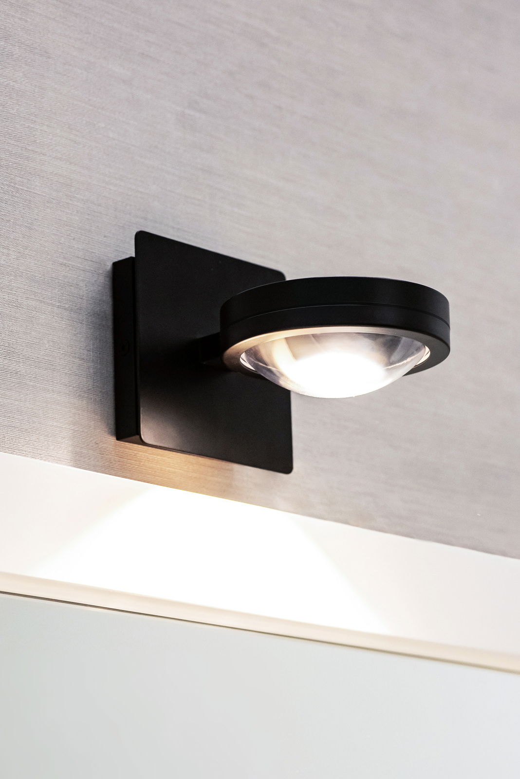 Moderne LED Wandleuchte in schwarzem Design, seitliche Perspektive