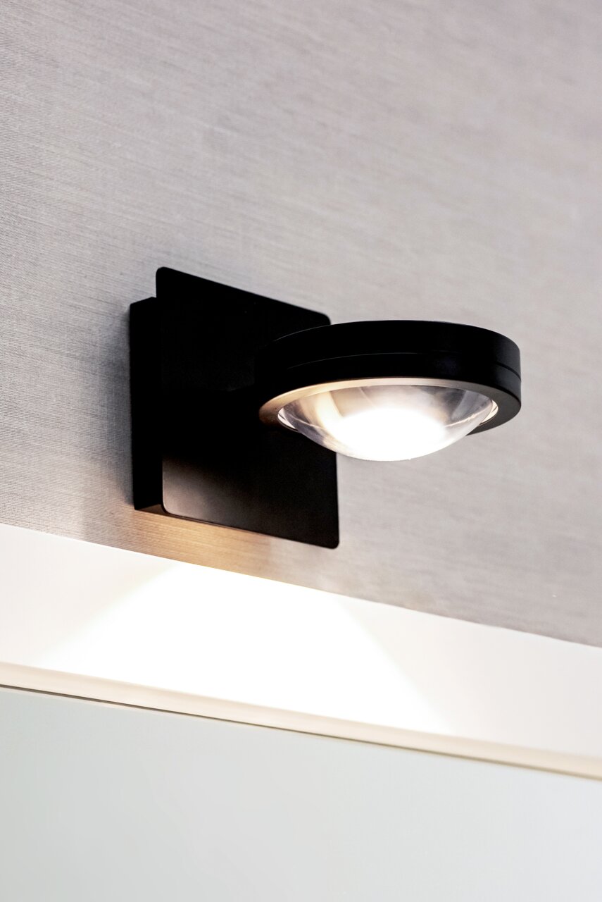 Moderne LED Wandleuchte in schwarzem Design, seitliche Perspektive