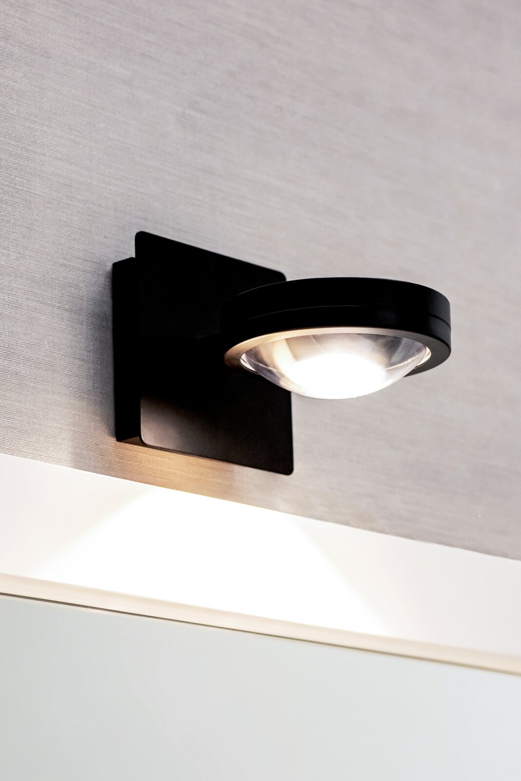 Moderne LED Wandleuchte in schwarzem Design, seitliche Perspektive