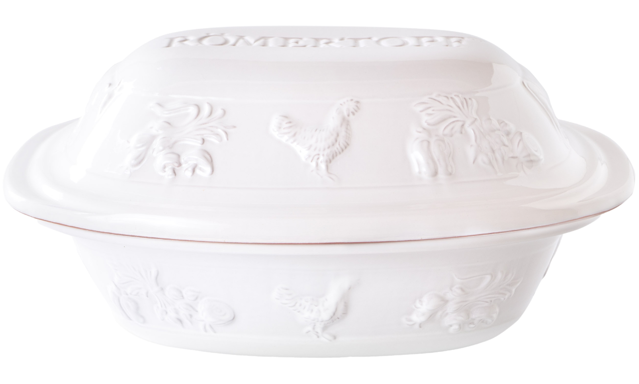 Römertopf Bräter RUSTICO Weißer Römertopf Bräter Rustico für 4 Personen, seitliche Perspektive mit geprägten Hühner- und Gemüse-Motiven.