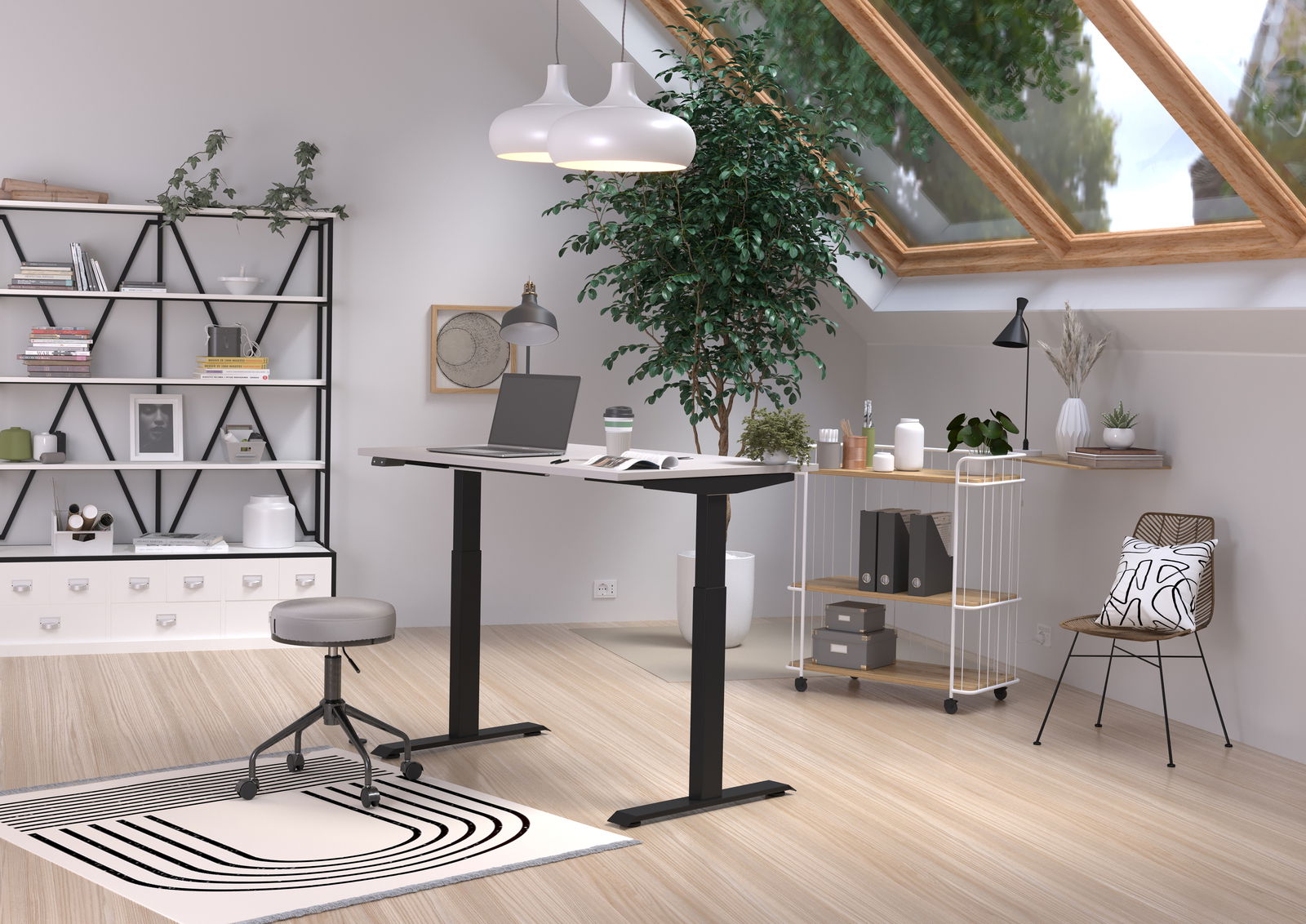 Moderner höhenverstellbarer E-Schreibtisch in einem stilvollen, hellen Arbeitszimmer mit Dachfenster, Pflanzen und Regalen, seitliche Perspektive.