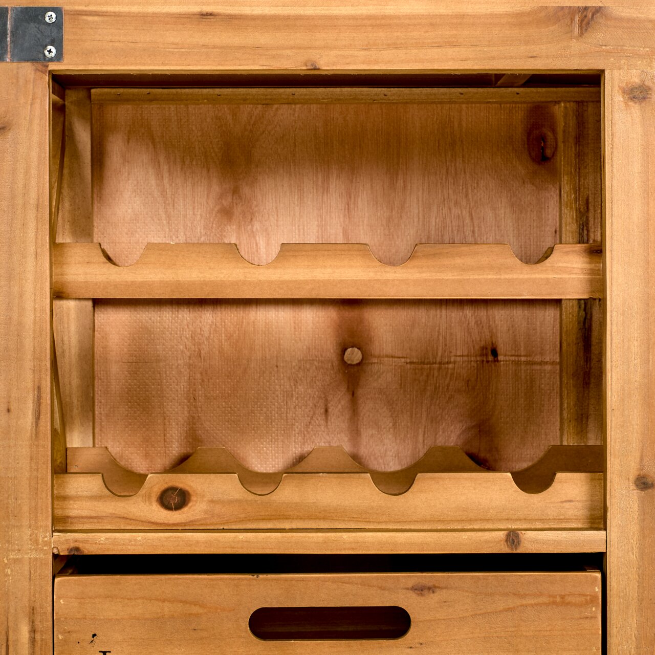 Nahaufnahme eines hölzernen Bar- und Servierwagens mit integriertem Flaschenregal und Schublade, frontal betrachtet.