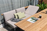 Gartenset mit beigem Sofa und Holztisch, seitliche Perspektive