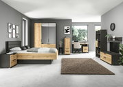 Modernes Schlafzimmer-Set in Eiche-Optik und Anthrazit mit Bett, Nachttisch, Kleiderschrank, Kommode, Schreibtisch und TV-Board, gezeigt in frontaler Raumansicht aus leicht erhöhter Perspektive.