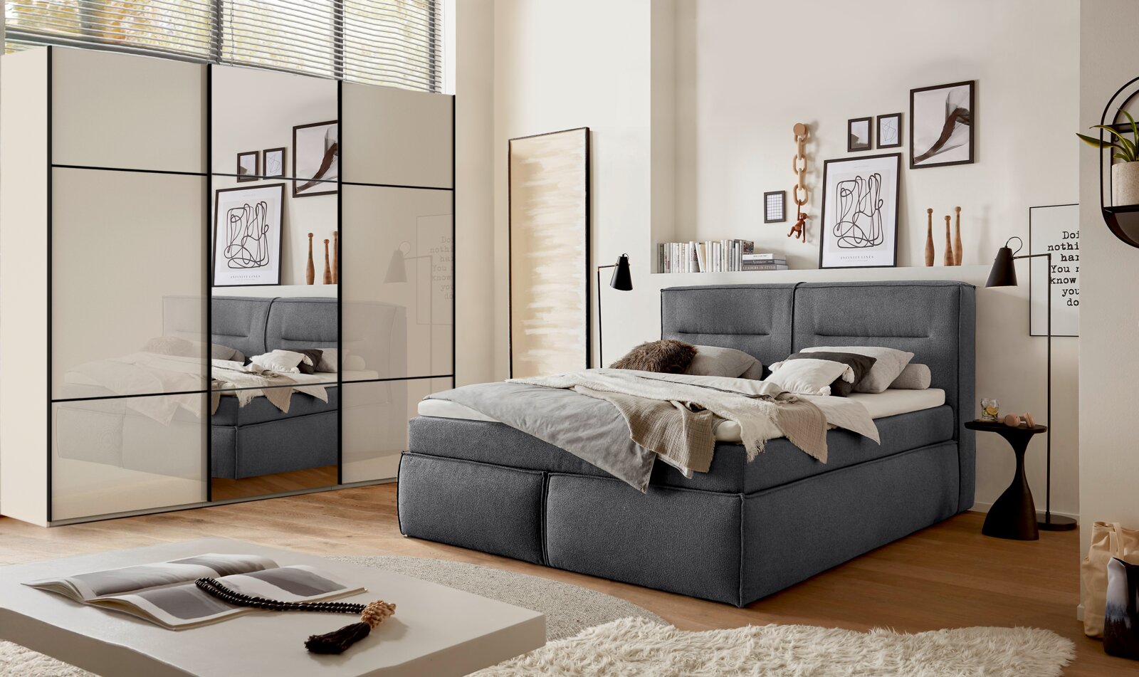 Moderner Schwebetürenschrank in einem stilvollen Schlafzimmer, seitliche Perspektive.