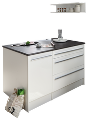 Moderne Kücheninsel mit weißem Korpus und dunkler Arbeitsplatte, seitliche Perspektive. Inklusive Schubladen und dekorativen Elementen wie einer Tasse und einem Tablett.