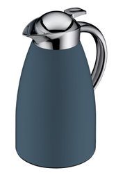 Blau-graue Isolierkanne mit glänzendem Chromdeckel und ergonomischem Griff, freigestellt vor weißem Hintergrund, schräg von vorn oben fotografiert