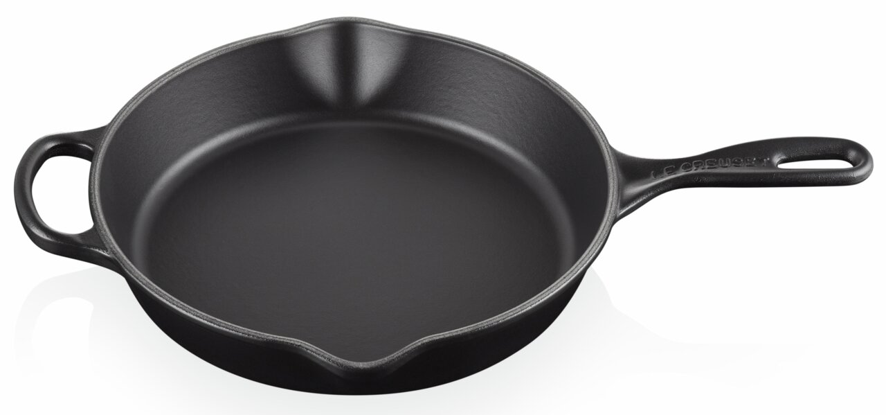 Schwarze Brat- und Servierpfanne aus Gusseisen mit zwei Griffen, seitliche Perspektive