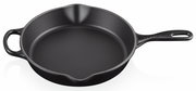 Schwarze Brat- und Servierpfanne aus Gusseisen mit zwei Griffen, seitliche Perspektive