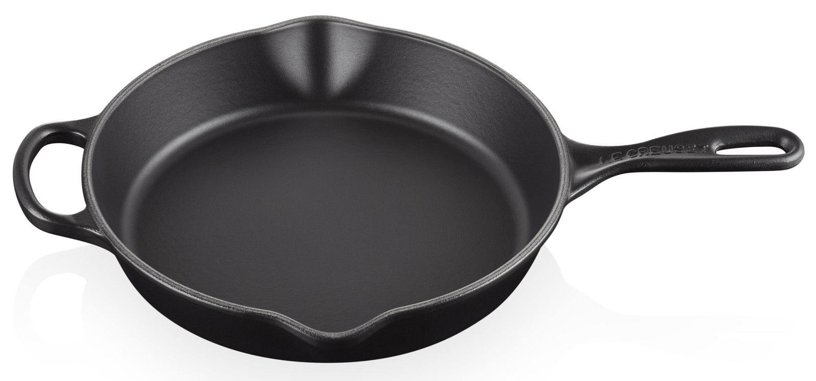 Schwarze Brat- und Servierpfanne aus Gusseisen mit zwei Griffen, seitliche Perspektive