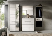 Modernes Flurmöbel-Set in Weiß und Schwarz mit hohem Schrank mit Spiegeltür, Kommode und Wandgarderobe samt Spiegel, frontal aus leicht erhöhter Perspektive fotografiert