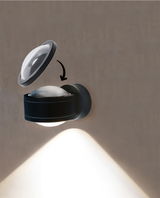 LED Wandleuchte in seitlicher Perspektive mit abnehmbarem oberen Teil, das Licht nach unten strahlt.