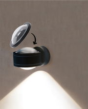 LED Wandleuchte in seitlicher Perspektive mit abnehmbarem oberen Teil, das Licht nach unten strahlt.
