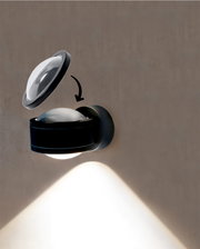 LED Wandleuchte in seitlicher Perspektive mit abnehmbarem oberen Teil, das Licht nach unten strahlt.