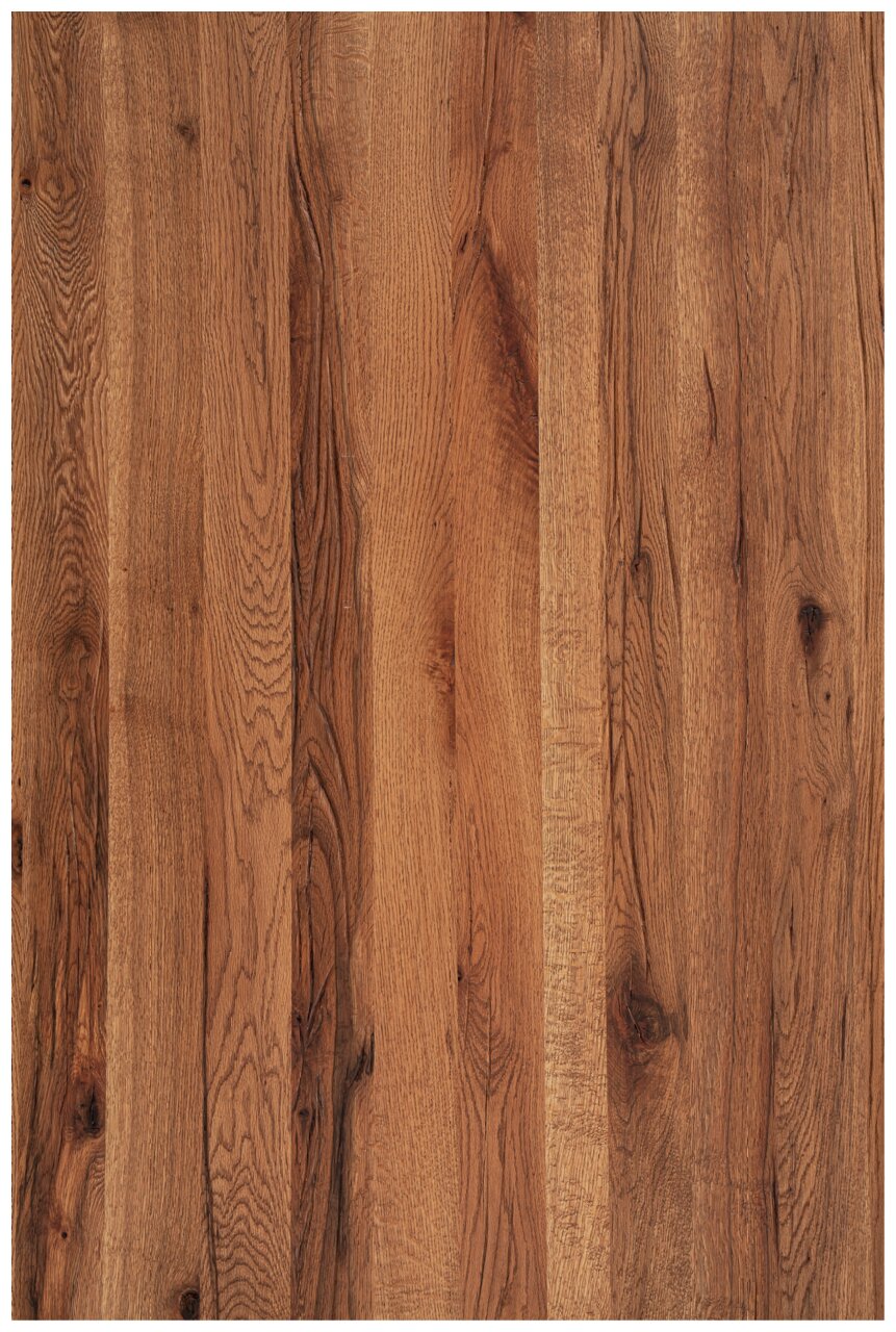 Holztischplatte mit natürlicher Maserung, aus der Vogelperspektive fotografiert.