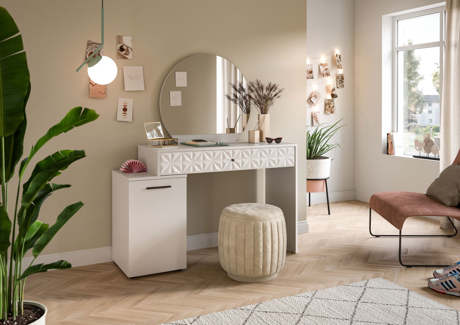 Moderner Schminktisch mit rundem Spiegel und geometrischem Muster in einem stilvoll eingerichteten Raum, seitliche Perspektive.