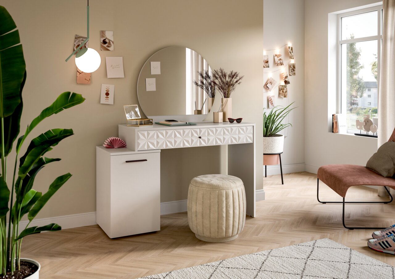 Moderner Schminktisch mit rundem Spiegel und geometrischem Muster in einem stilvoll eingerichteten Raum, seitliche Perspektive.