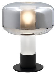 Moderne Tischleuchte mit rundem, transparentem Lampenschirm und schwarzem Sockel, seitliche Perspektive