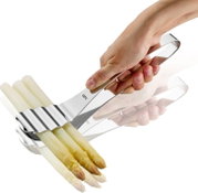 Hand hält eine glänzende Edelstahl-Spargelzange und greift weißen Spargel, seitliche Nahaufnahme aus leicht schräger Perspektive vor weißem Hintergrund