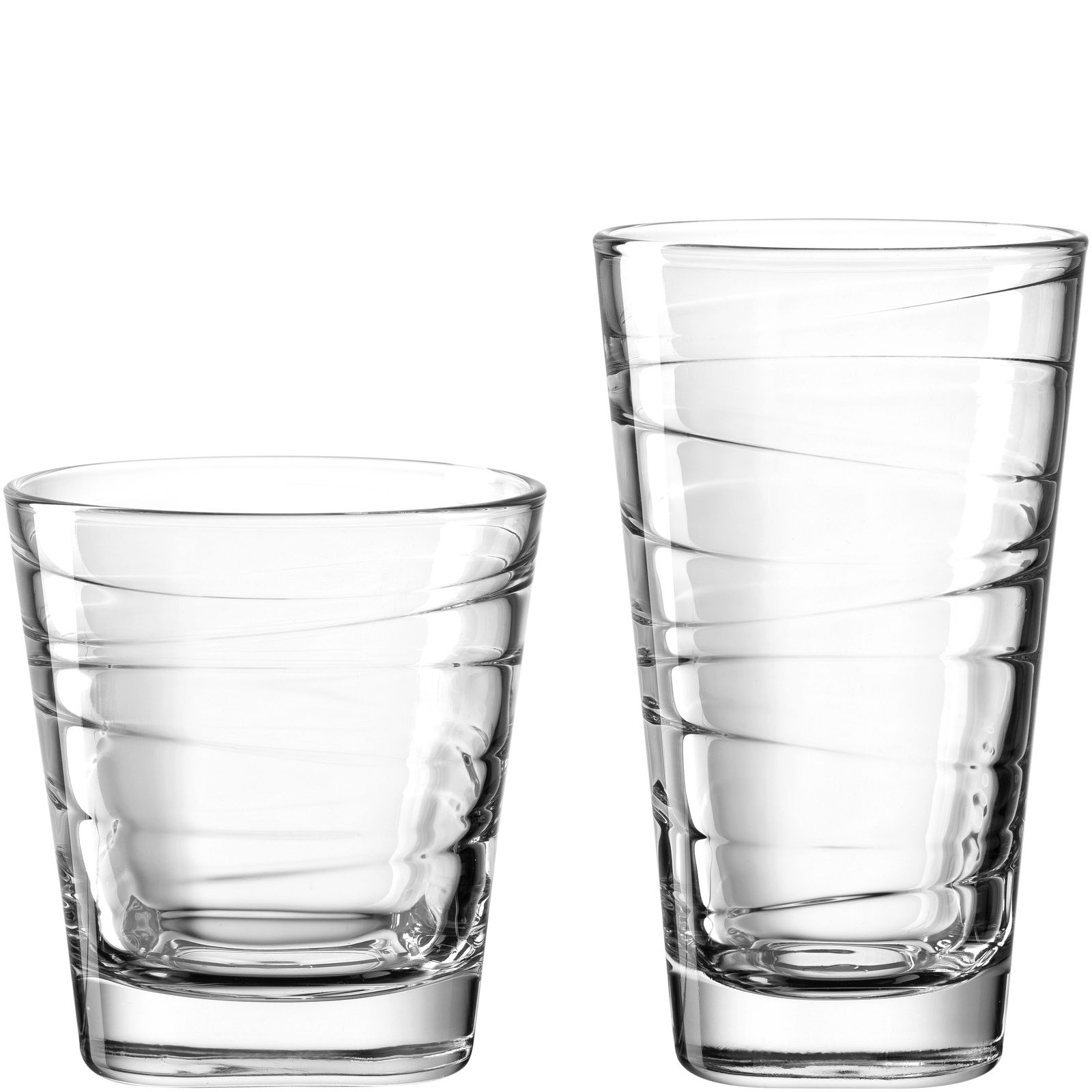 Zwei klare Trinkgläser mit spiralförmigem Design, eines kleiner und breiter, das andere größer und schmaler, aus seitlicher Perspektive fotografiert.