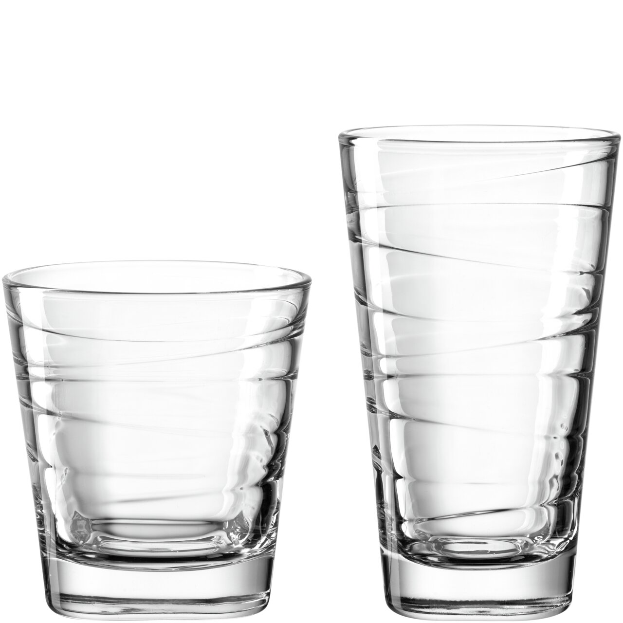 Zwei klare Trinkgläser mit spiralförmigem Design, eines kleiner und breiter, das andere größer und schmaler, aus seitlicher Perspektive fotografiert.