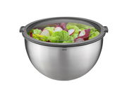 Edelstahl-Schüssel mit transparentem Deckel, gefüllt mit frischem Salat, aus seitlicher Perspektive