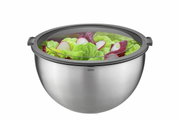 Roestvrijstalen schaal met doorzichtig deksel, gevuld met verse salade, gezien vanaf de zijkant