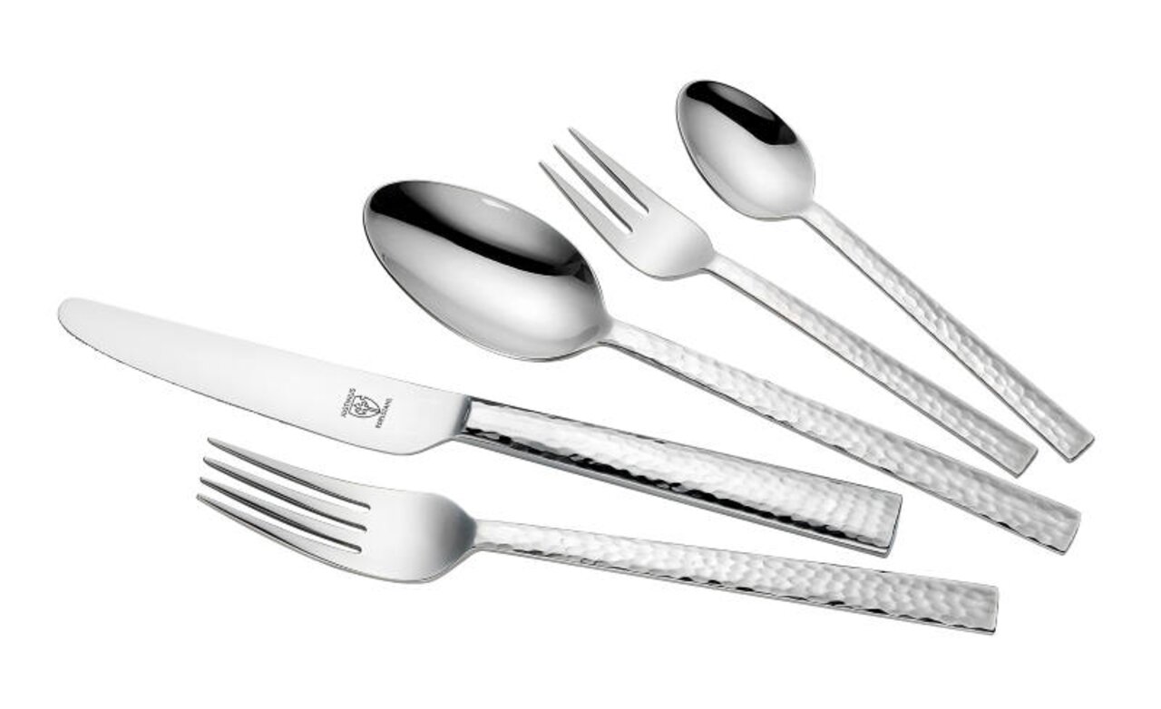 Justinus Besteck Beat 60-tlg. BEAT Set aus glänzendem Besteck mit gehämmerter Oberfläche, bestehend aus Messer, Gabel, Löffel, Dessertgabel und Teelöffel, in schräger Draufsicht.
