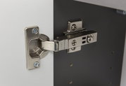 Close-up van een metalen scharnier aan een hoge kast, zijaanzicht