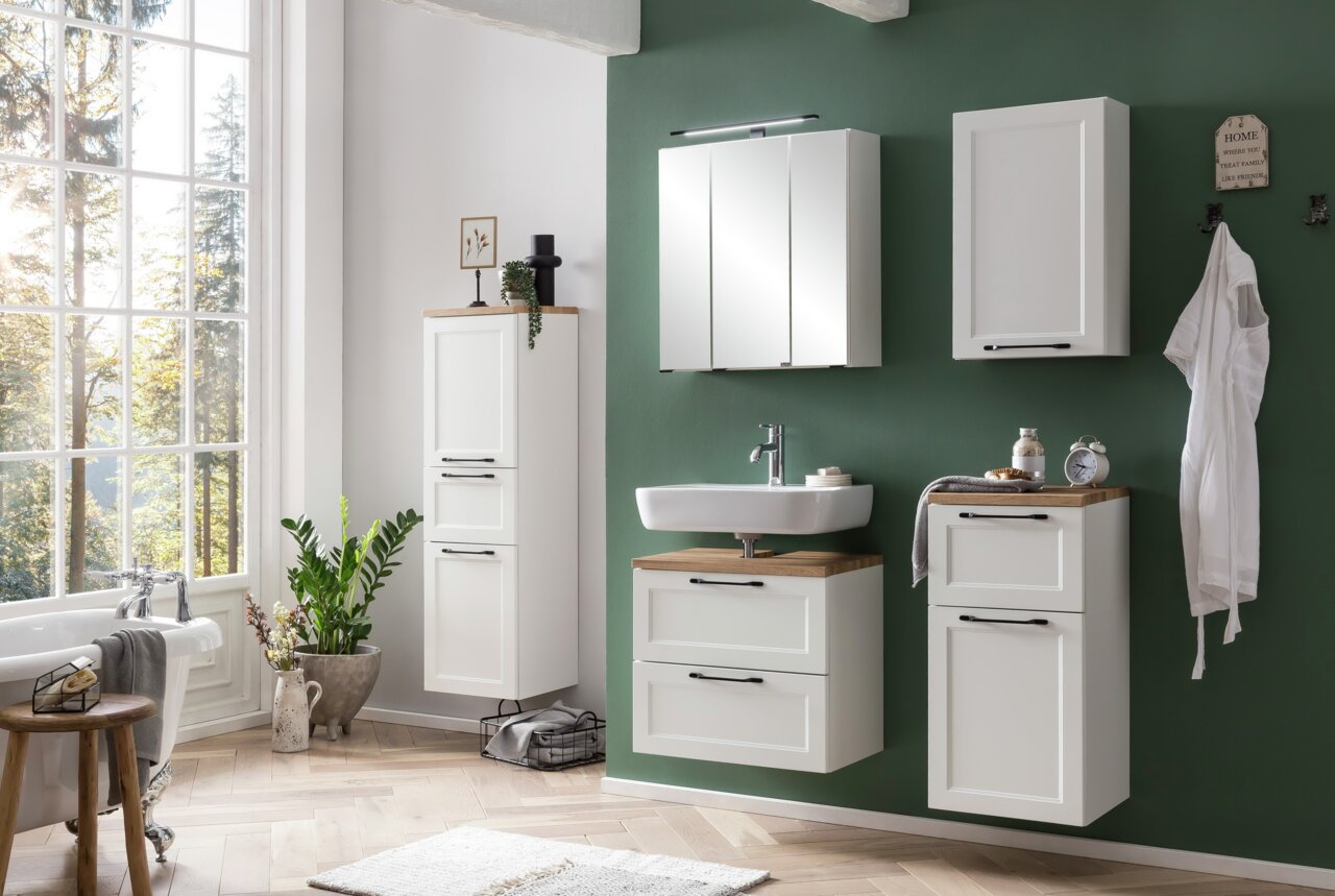 XORA Spiegelschrank MERAN Moderner Spiegelschrank in einem stilvollen Badezimmer mit grüner Wand und weißen Möbeln, aus frontaler Perspektive.