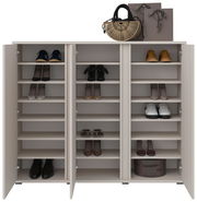 Schuhschrank mit offenen Türen, gefüllt mit verschiedenen Schuhen und Taschen auf der Oberseite, Frontalansicht.