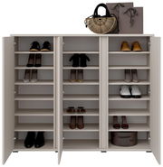 Schuhschrank mit offenen Türen, gefüllt mit verschiedenen Schuhen und Taschen auf der Oberseite, Frontalansicht.