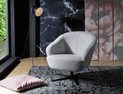 Moderner grauer Drehsessel in einem stilvoll eingerichteten Raum, seitliche Perspektive.