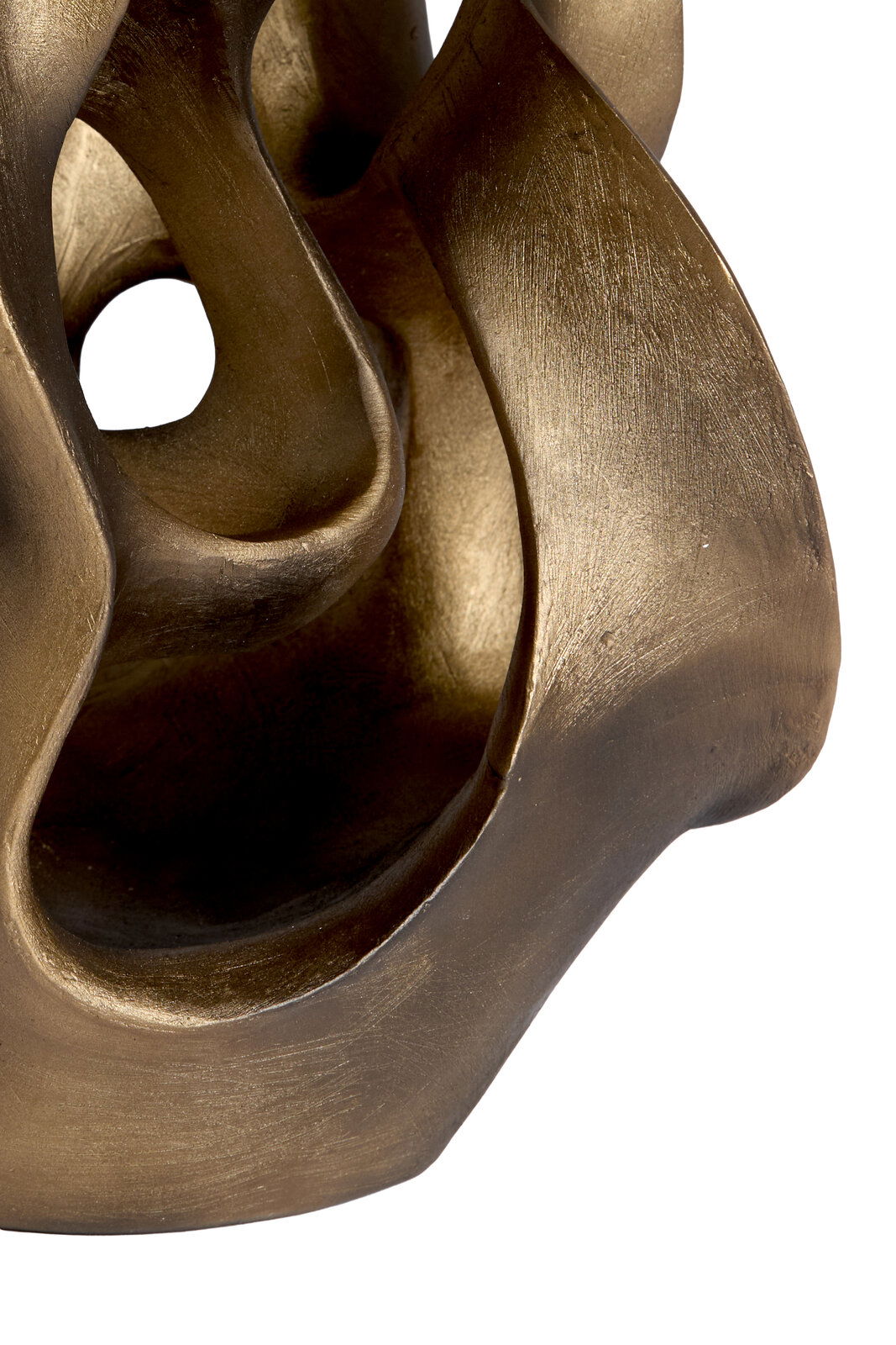 Nahaufnahme eines goldfarbenen, abstrakten Ornaments mit geschwungenen Formen und Öffnungen.