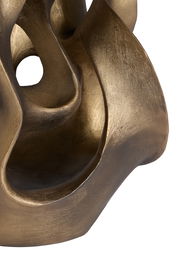 Nahaufnahme eines goldfarbenen, abstrakten Ornaments mit geschwungenen Formen und Öffnungen.