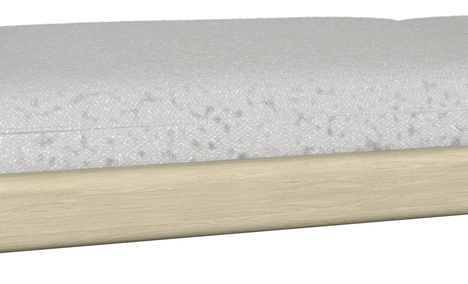 Nahaufnahme einer Sonnenliege mit weißem Polster und hellem Holzrahmen, seitliche Perspektive